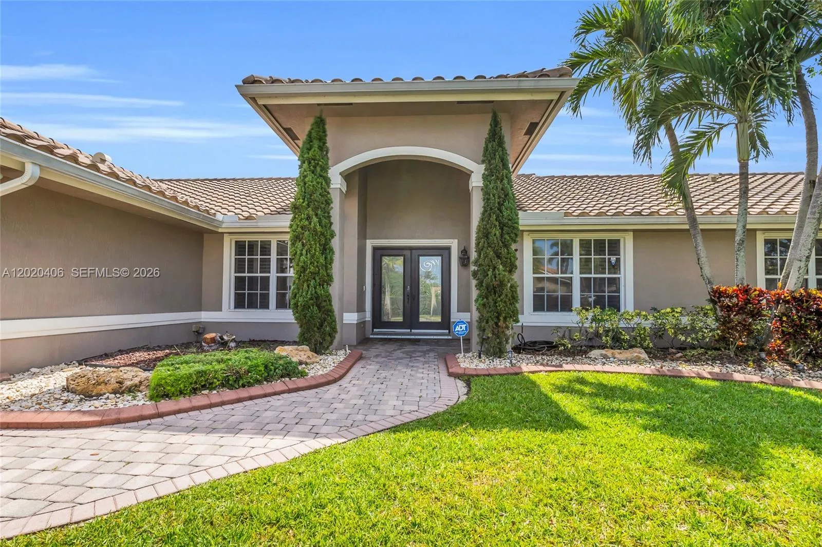 Foto de propiedad en 321 NW 193rd Avenue, Pembroke Pines, FL 33029 Pembroke Pines con MLS# 