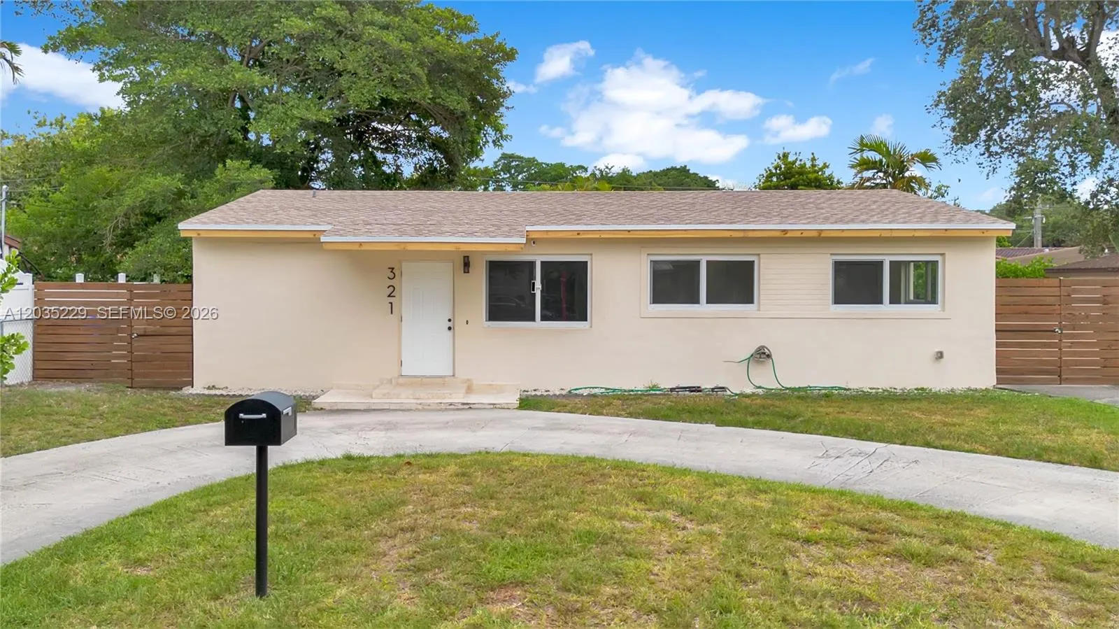 Foto de propiedad en 321 NW 56th Avenue, Miami, FL 33126 Miami con MLS# 