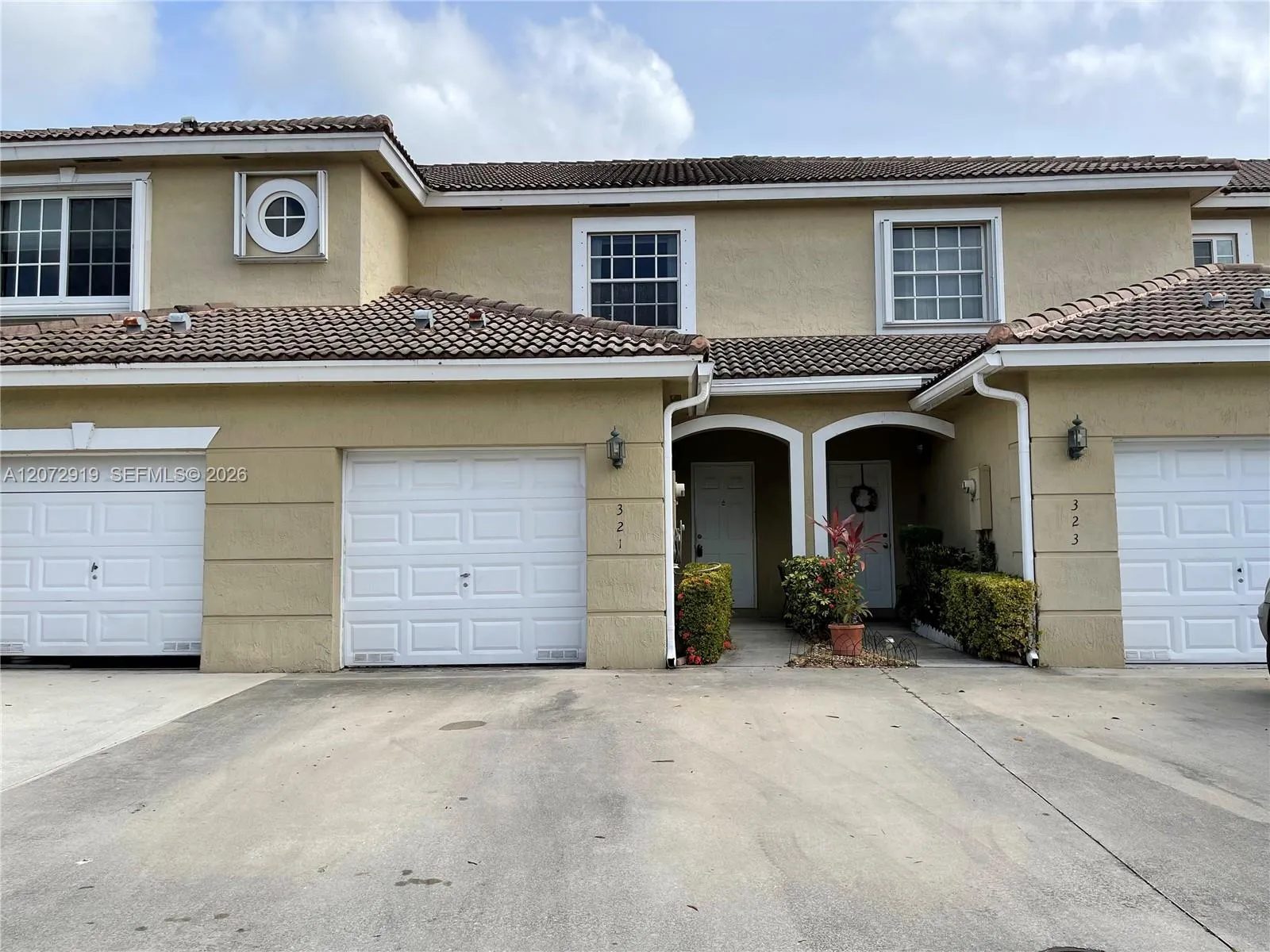 Foto de propiedad en 321 SW 120th Avenue 321, Pembroke Pines, FL 33025 Pembroke Pines con MLS# 