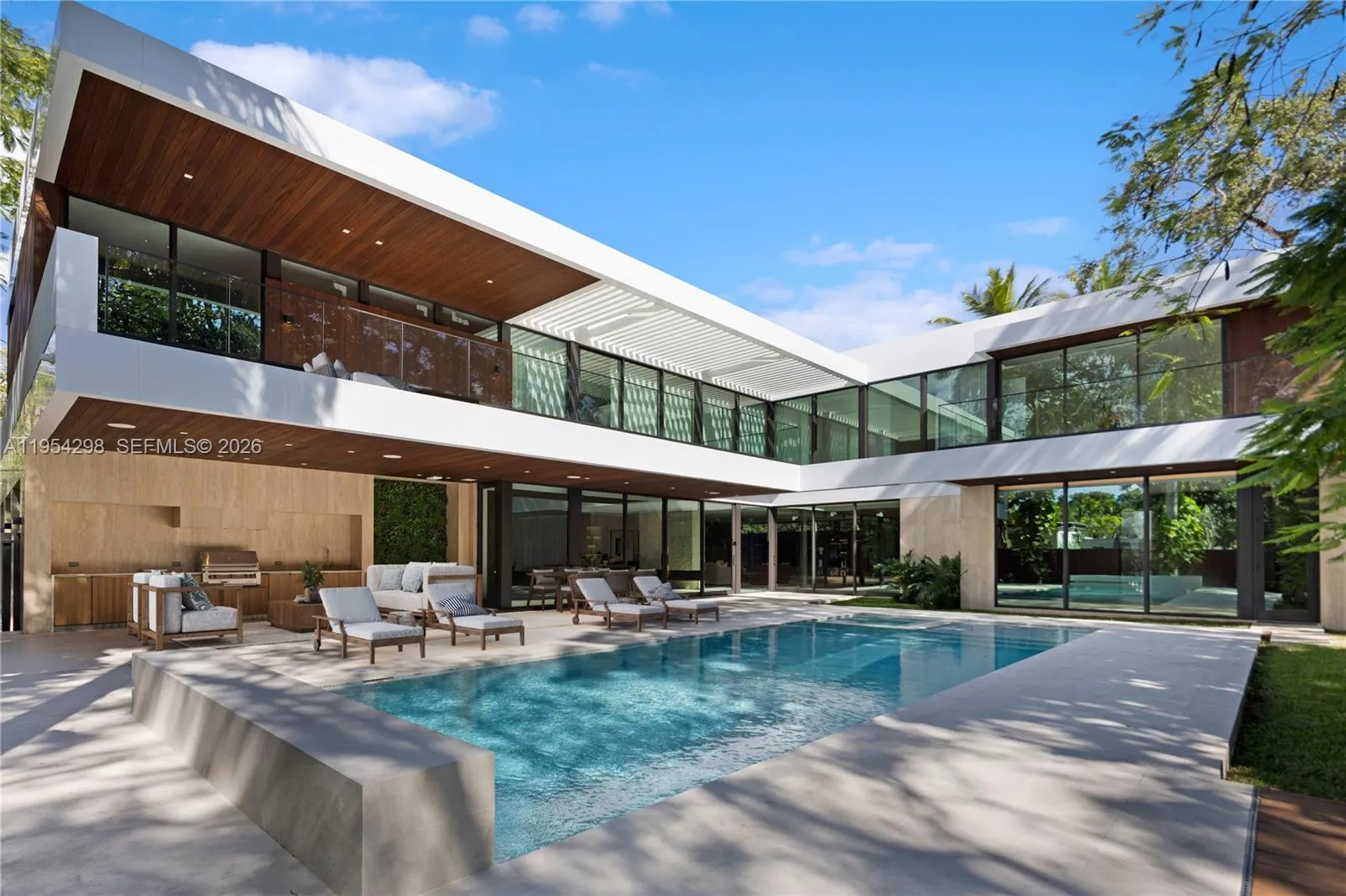 Foto de propiedad en 3210 Coacoochee Street, Miami, FL 33133 Miami con MLS# 