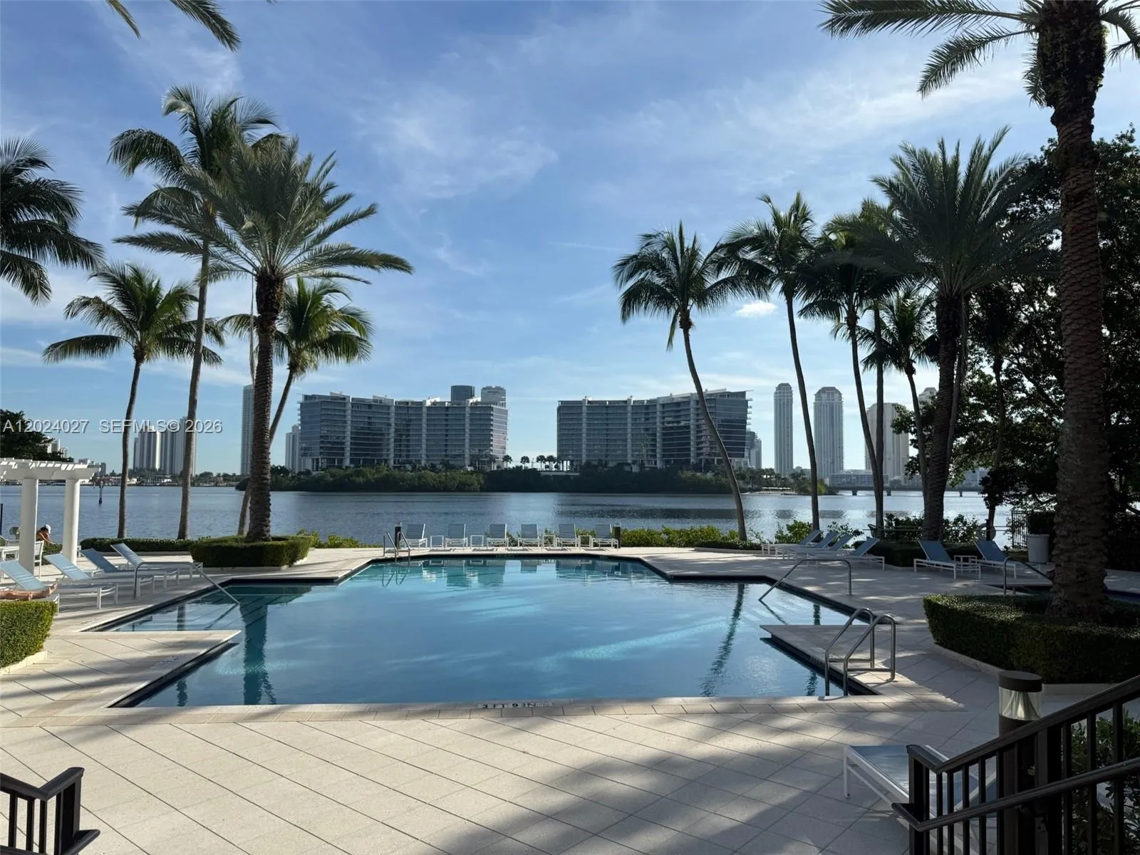Foto de propiedad en 3215 NE 184th Street 14109, Aventura, FL 33160 Aventura con MLS# 