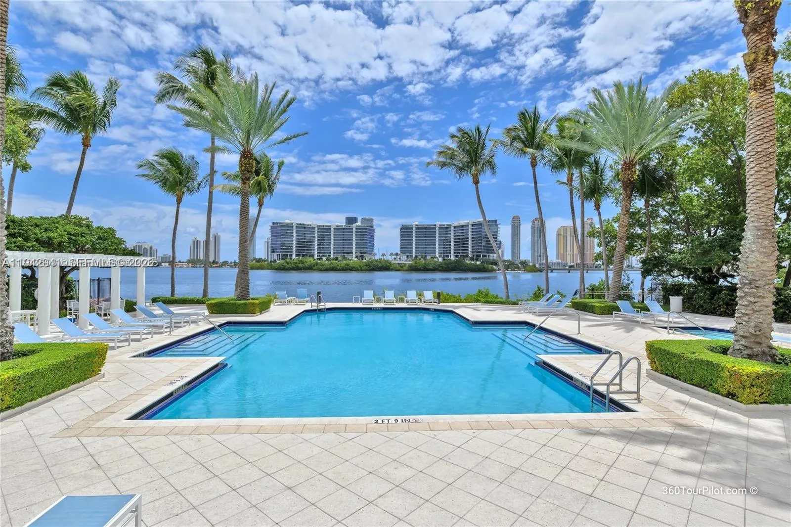 Foto de propiedad en 3215 NE 184th Street 14301, Aventura, FL 33160 Aventura con MLS# 