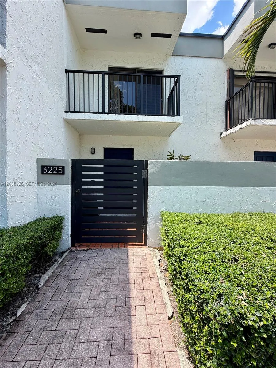 Foto de propiedad en 3225 Bird Avenue IV3, Miami, FL 33133 Miami con MLS# 