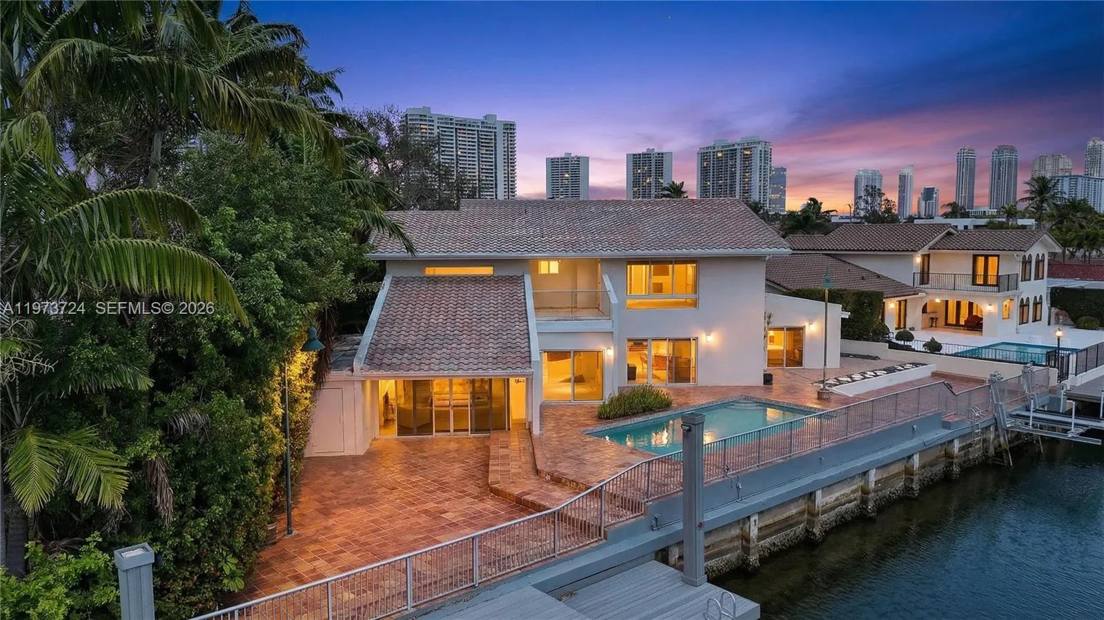 Foto de propiedad en 3226 NE 168th Street, North Miami Beach, FL 33160 North Miami Beach con MLS# 