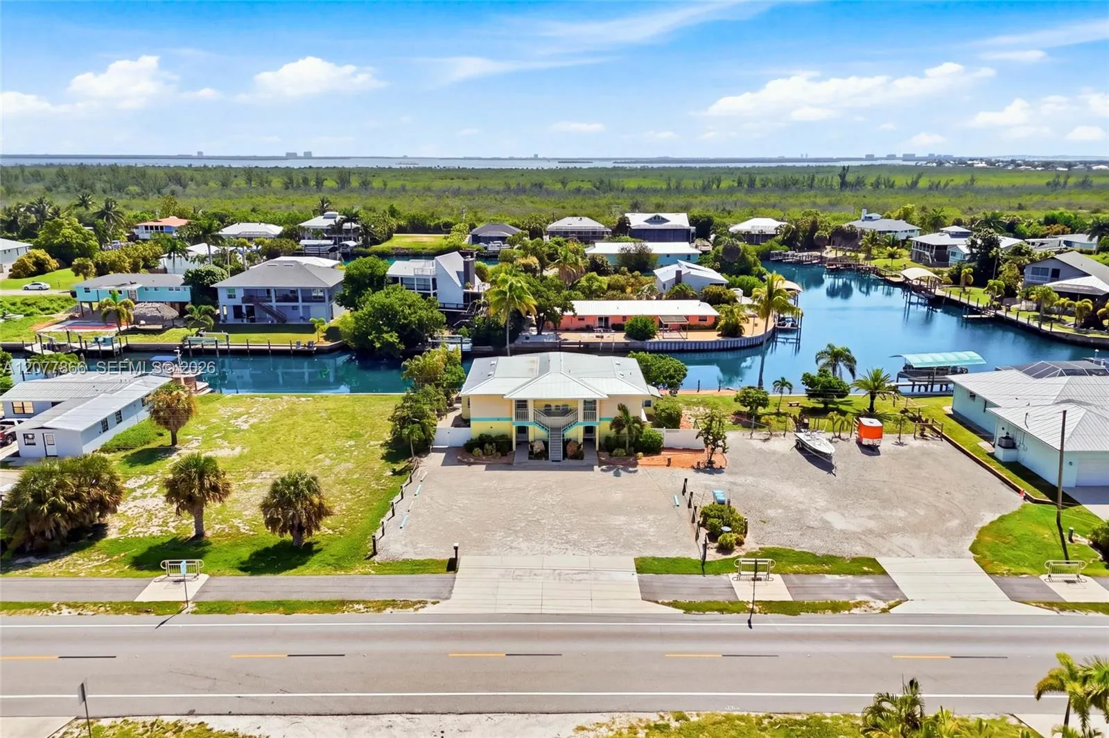 Foto de propiedad en 3226 Stringfellow Road, St. James City, FL 33956 St. James City con MLS# 