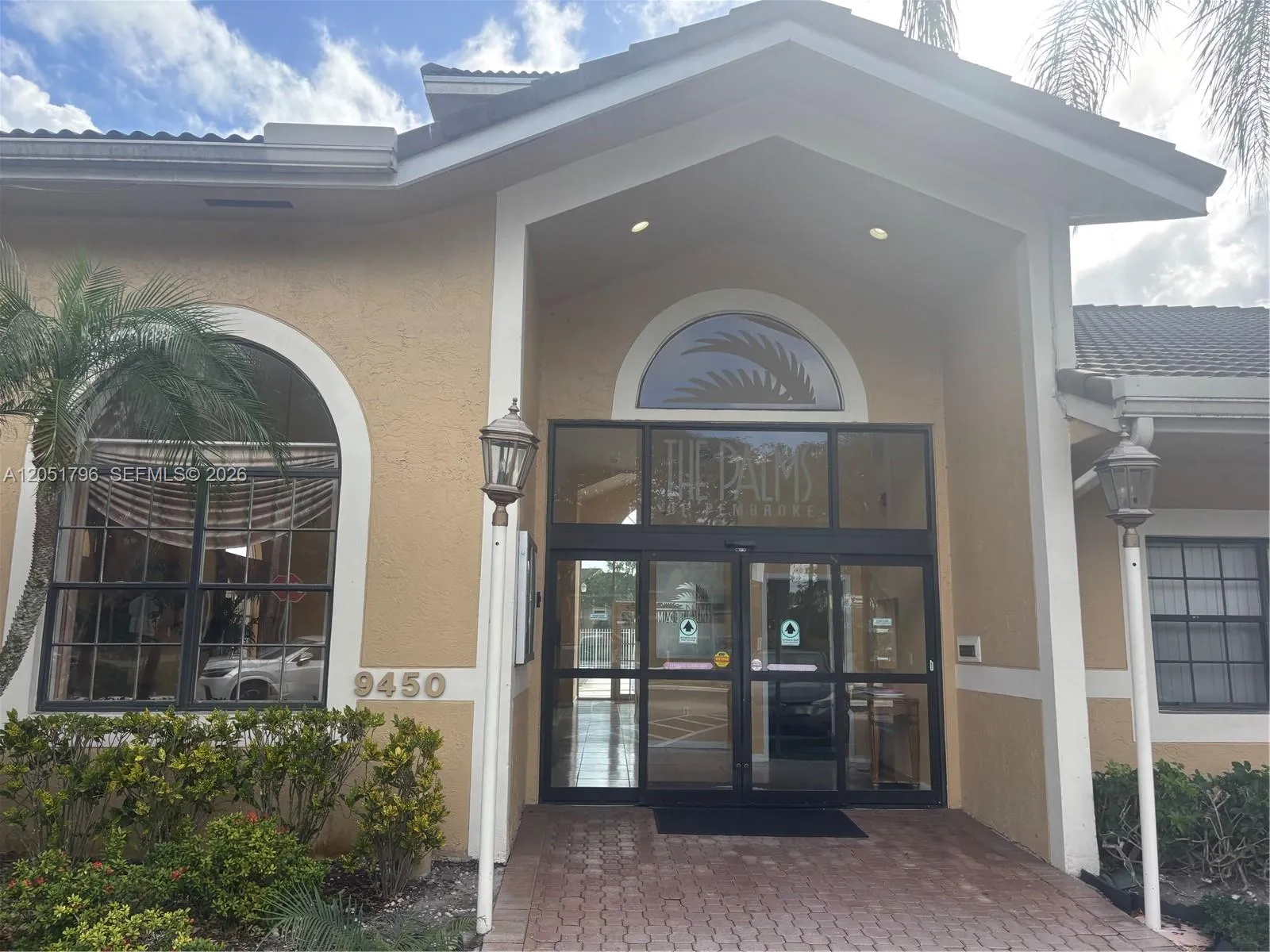 Foto de propiedad en 323 E Palm Circle E, Pembroke Pines, FL 33025 Pembroke Pines con MLS# 