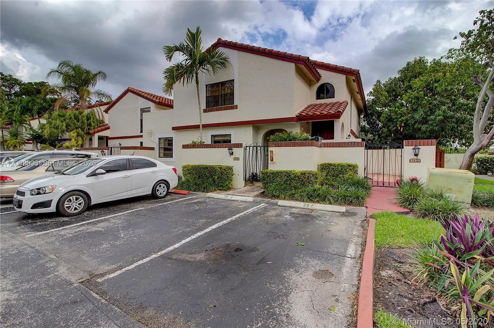 Foto de propiedad en 323 Ives Dairy Road 323-10, Miami, FL 33179 Miami con MLS# 