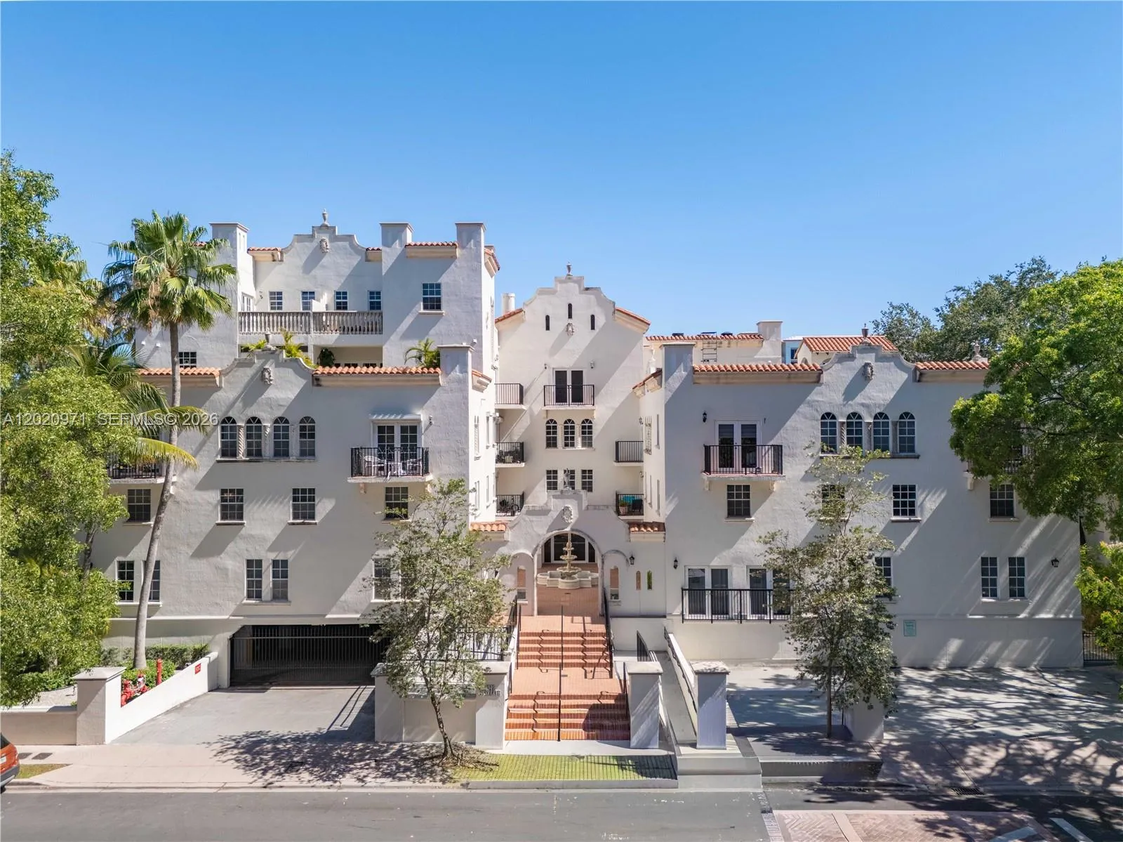 Foto de propiedad en 323 Navarre Avenue 403, Coral Gables, FL 33134 Coral Gables con MLS# 