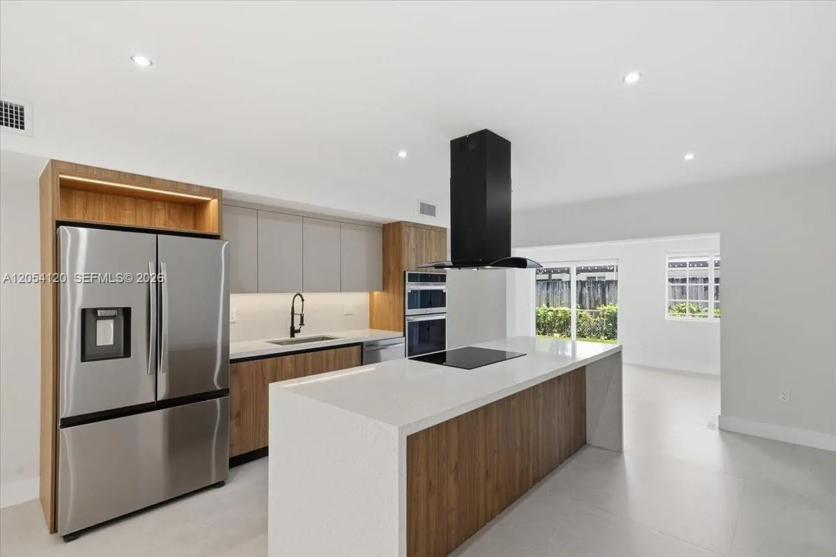 Foto de propiedad en 323 NW 104th Terrace, Miami, FL 33150 Miami con MLS# 