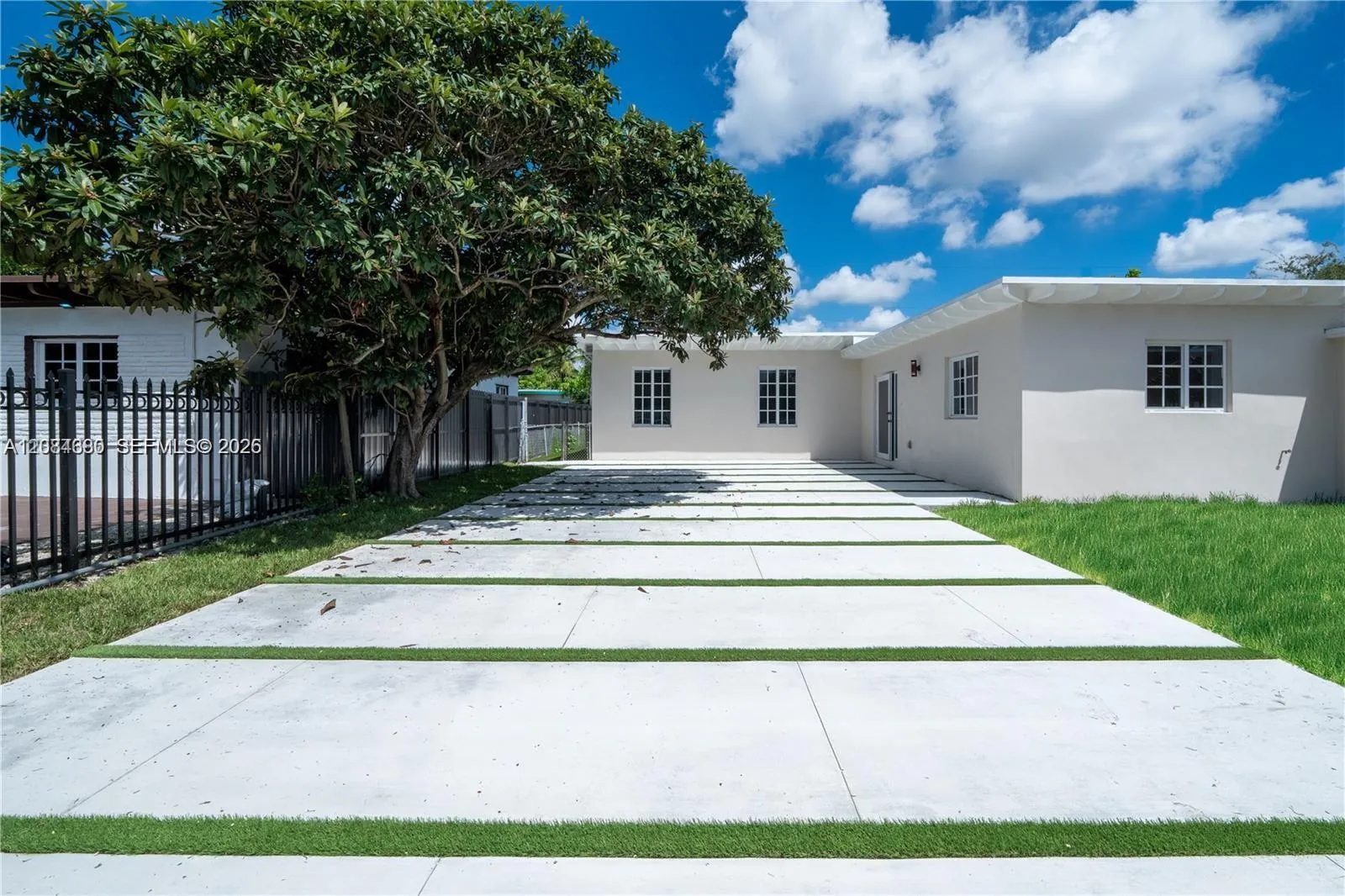 Foto de propiedad en 323 NW 104th Terrace -, Miami, FL 33150 Miami con MLS# 