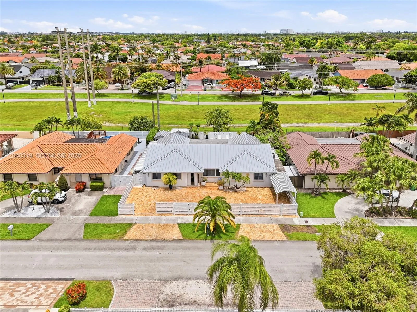 Foto de propiedad en 323 NW 136th Place, Miami, FL 33182 Miami con MLS# 