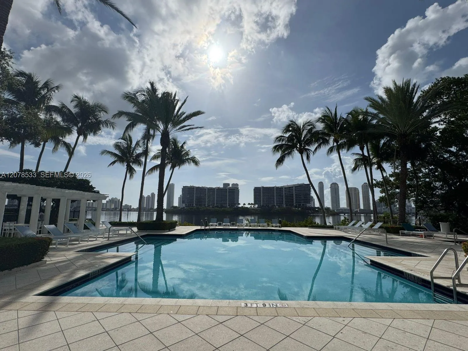Foto de propiedad en 3235 NE 184th Street, Aventura, FL 33160 Aventura con MLS# 