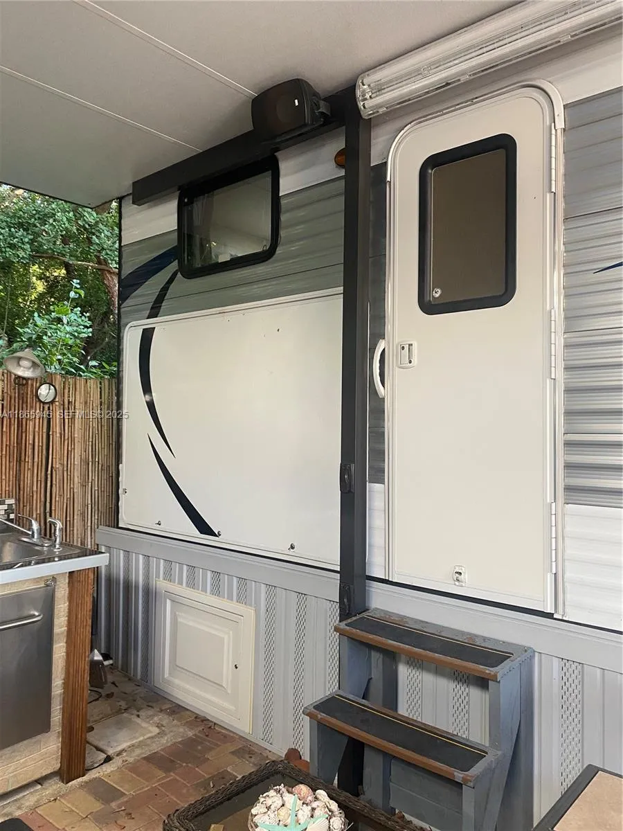 Foto de propiedad en 325 Calusa Street 120, Key Largo, FL 33037 Key Largo con MLS# 