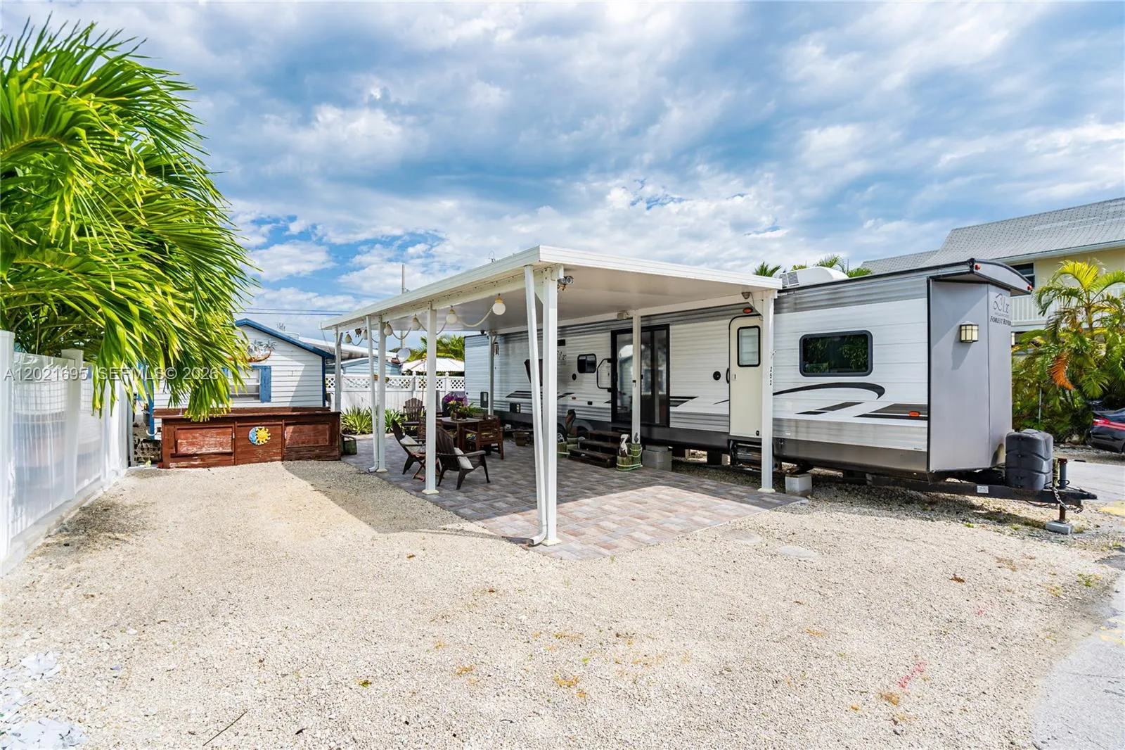 Foto de propiedad en 325 Calusa Street, Key Largo, FL 33037 Key Largo con MLS# 