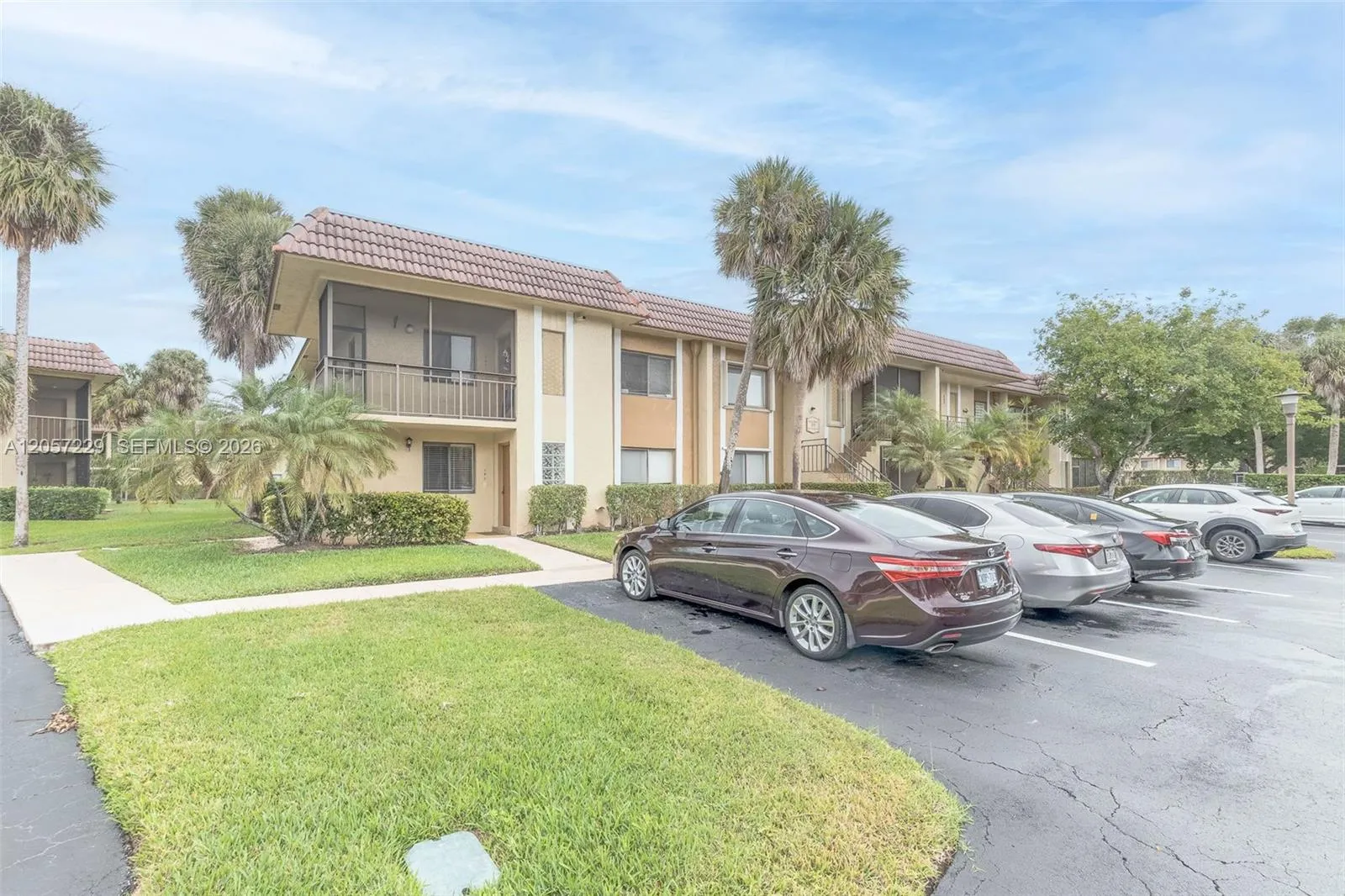 Foto de propiedad en 325 Lakeview Drive 102, Weston, FL 33326 Weston con MLS# 