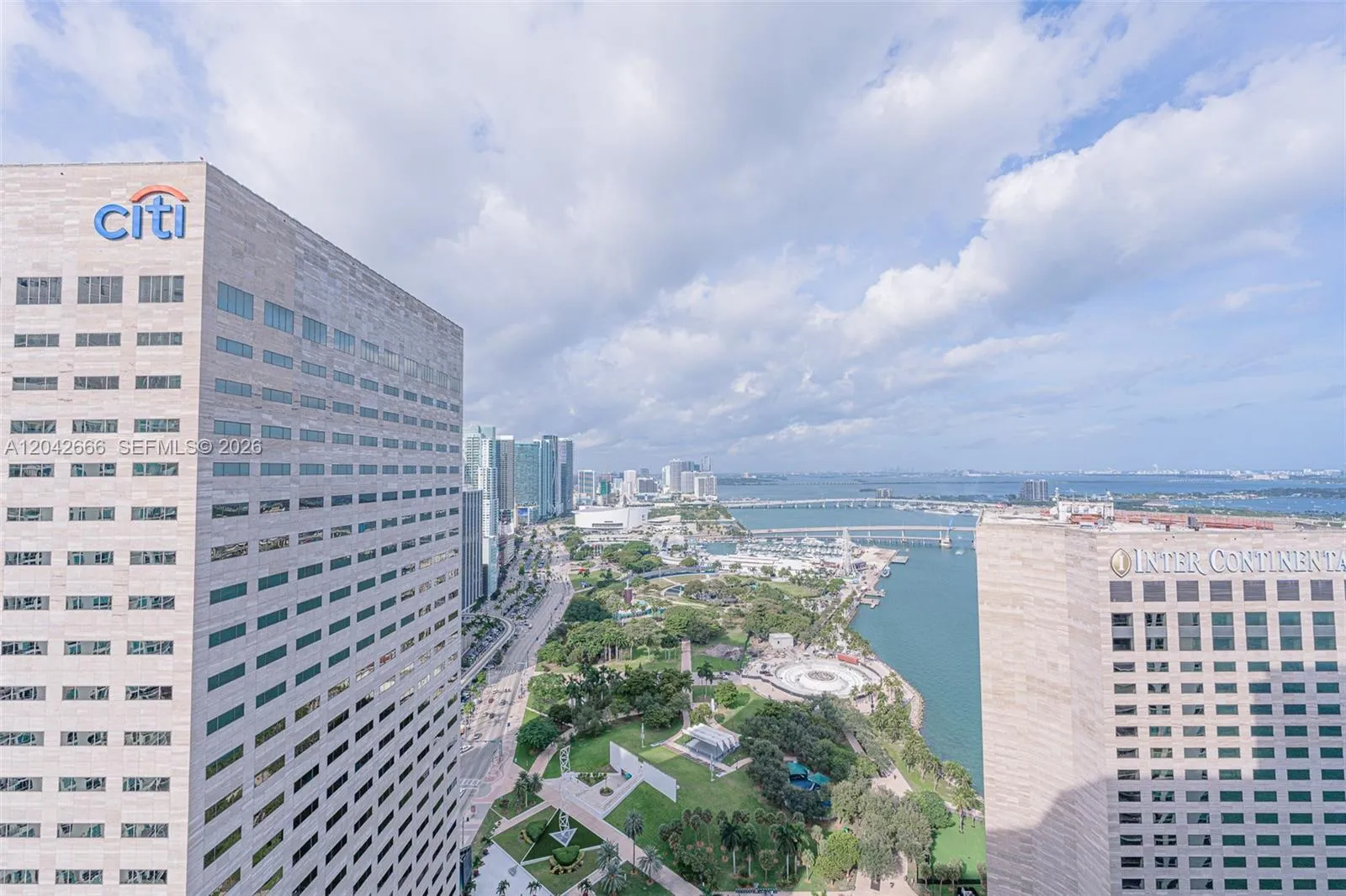Foto de propiedad en 325 S Biscayne Boulevard 4222, Miami, FL 33131 Miami con MLS#