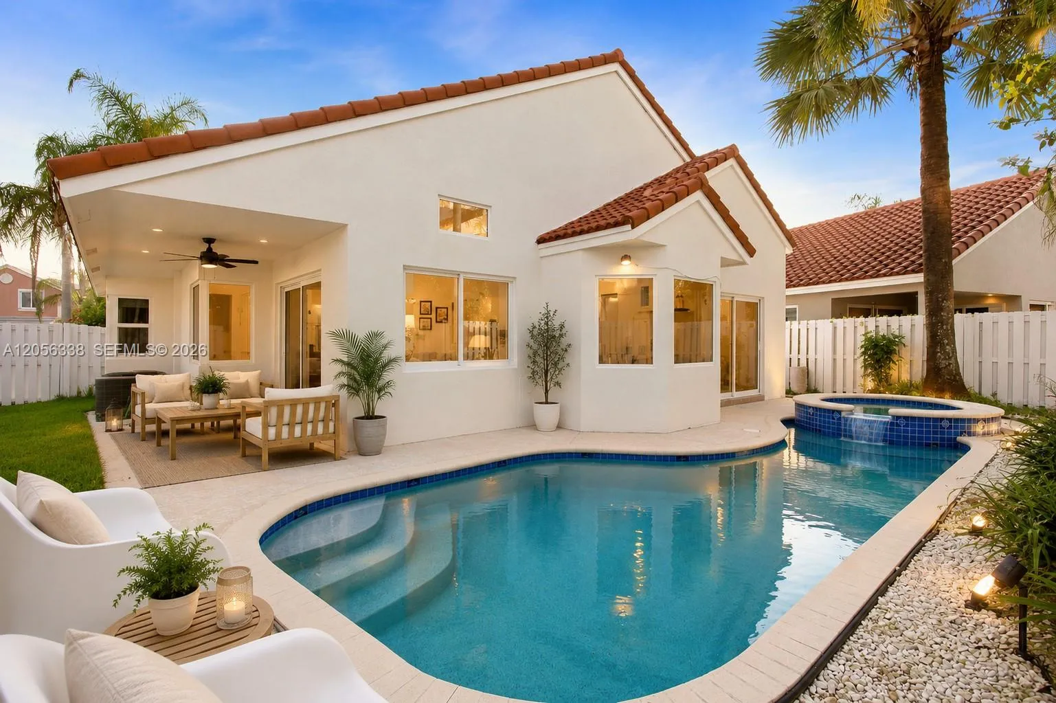 Foto de propiedad en 325 Somerset Way, Weston, FL 33326 Weston con MLS# 