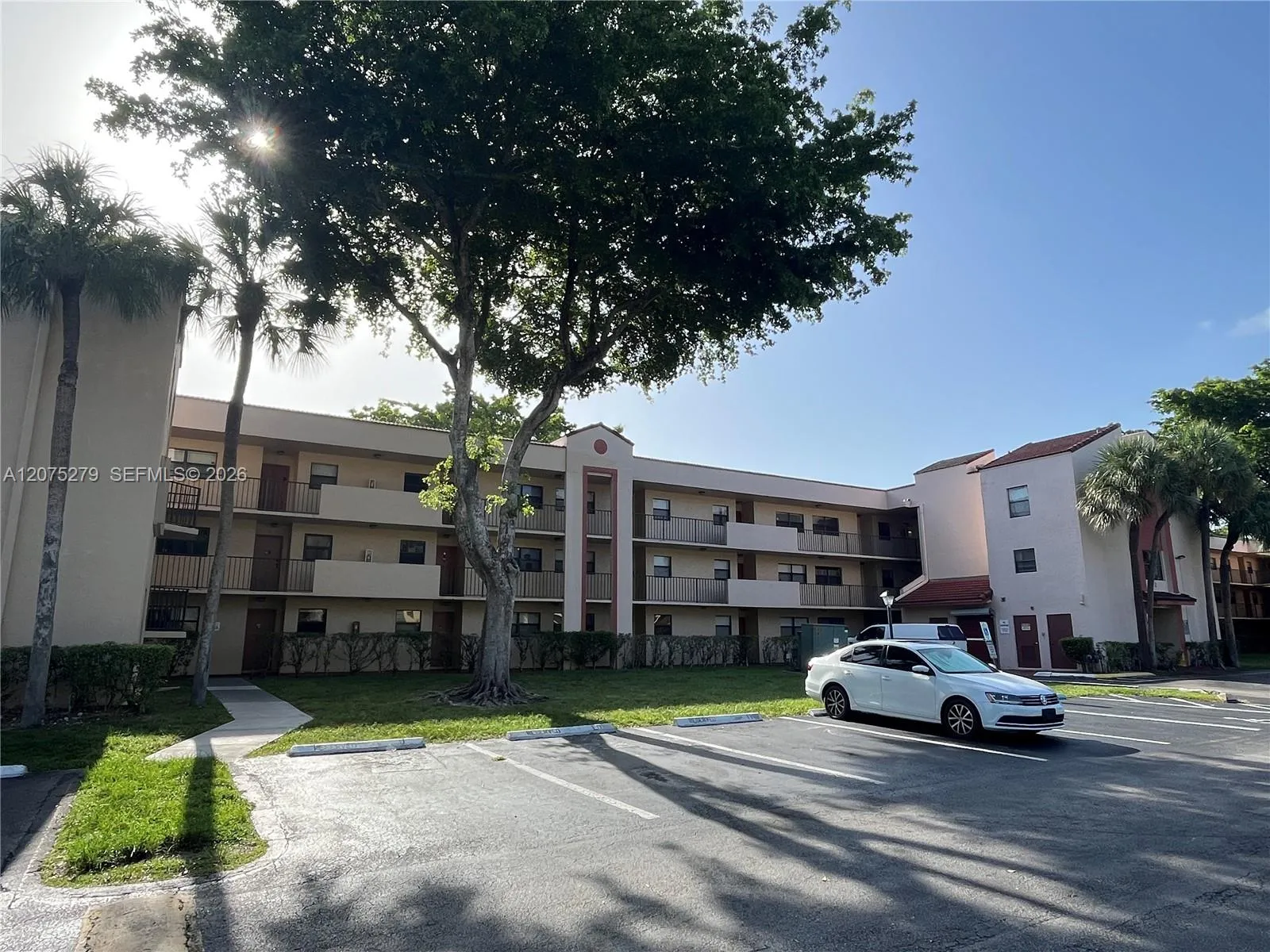 Foto de propiedad en 3252 Foxcroft Road 104, Miramar, FL 33025 Miramar con MLS# 