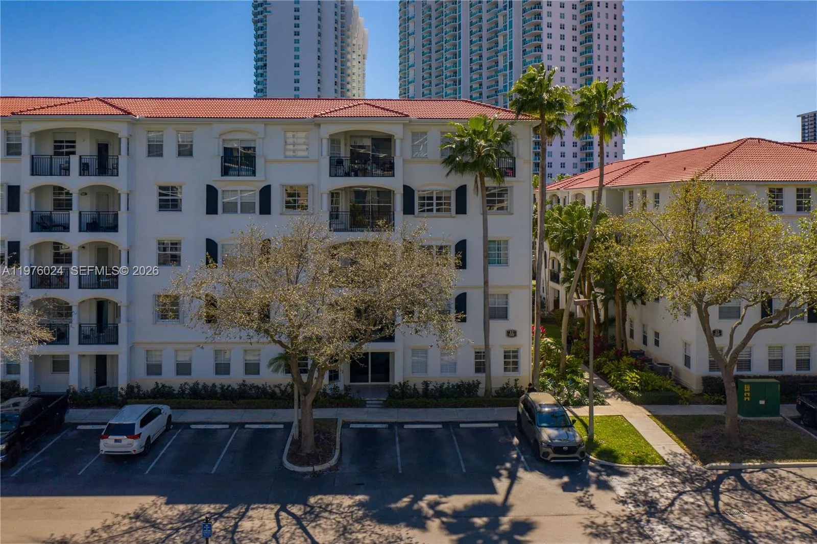 Foto de propiedad en 3255 NE 184th Street 12101, Aventura, FL 33160 Aventura con MLS# 