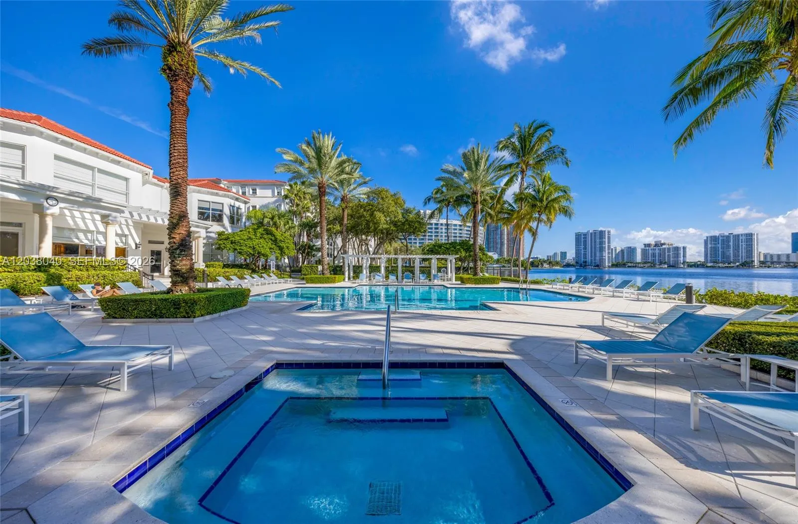 Foto de propiedad en 3255 NE 184th Street 12112, Aventura, FL 33160 Aventura con MLS# 