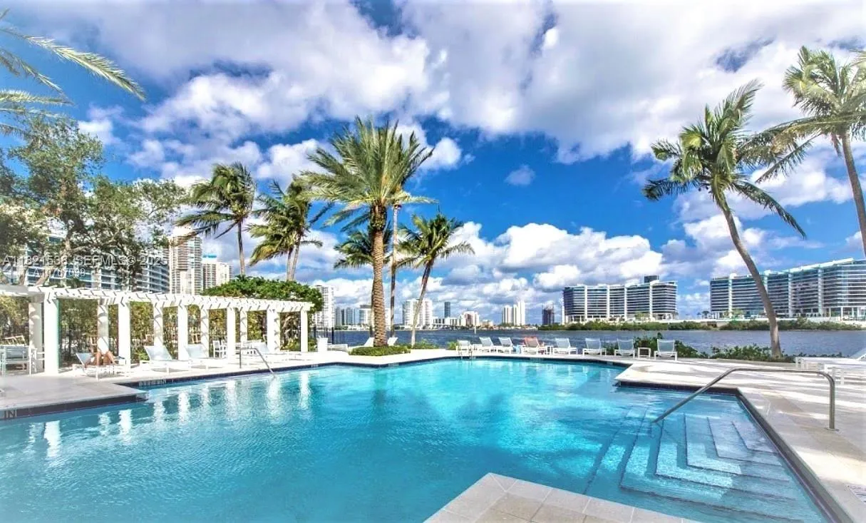 Foto de propiedad en 3255 NE 184th Street 12311, Aventura, FL 33160 Aventura con MLS# 
