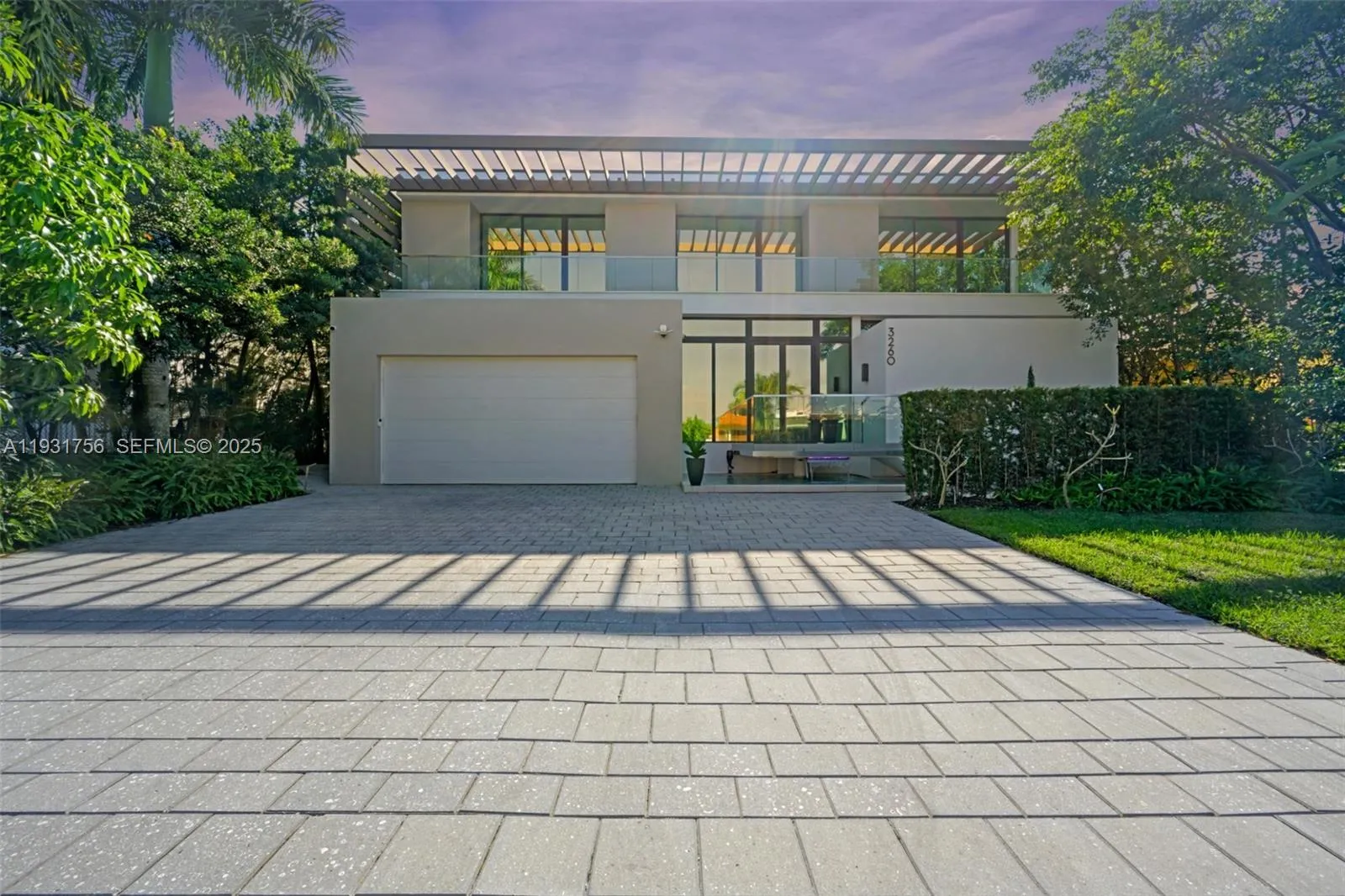 Foto de propiedad en 3260 NE 165th Street, North Miami Beach, FL 33160 North Miami Beach con MLS# 