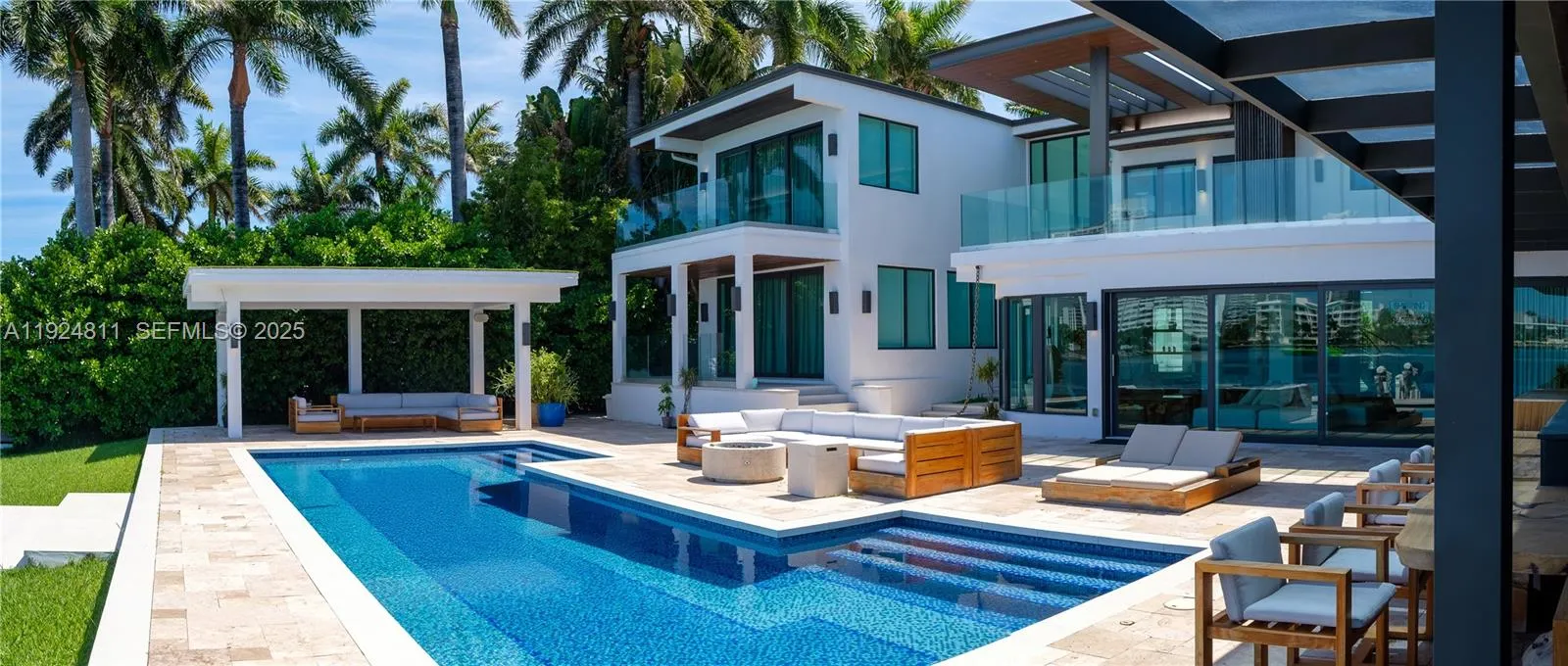 Foto de propiedad en 327 E Rivo Alto Drive, Miami Beach, FL 33139 Miami Beach con MLS# 