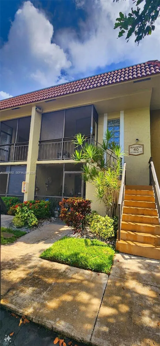 Foto de propiedad en 327 Lakeview Drive 103, Weston, FL 33326 Weston con MLS# 