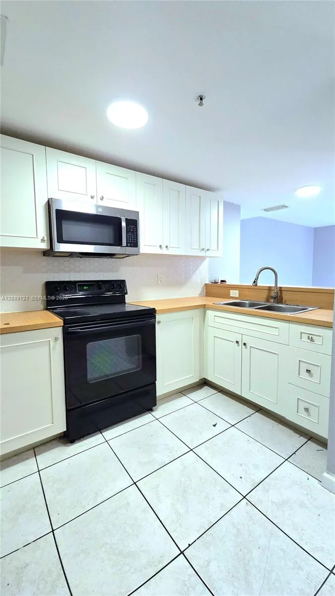 Foto de propiedad en 328 NW 12th Avenue 12, Miami, FL 33128 Miami con MLS#