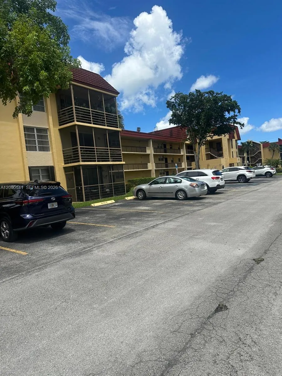 Foto de propiedad en 3285 Foxcroft Road E204, Miramar, FL 33025 Miramar con MLS# 
