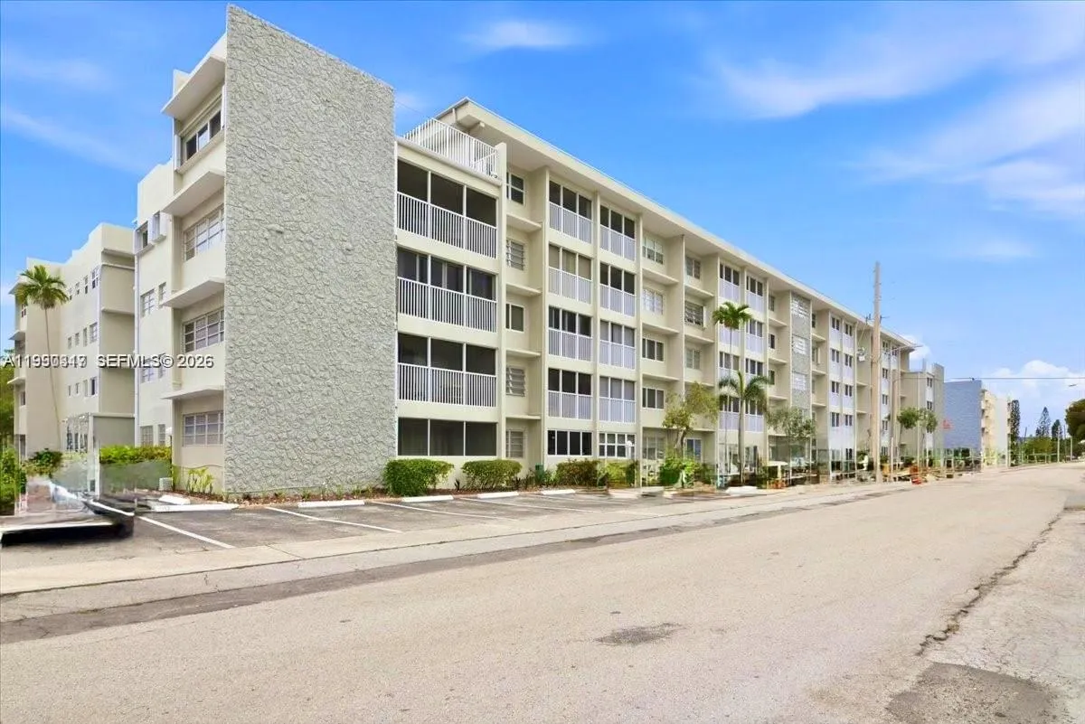Foto de propiedad en 330 SE 2nd Street 101G, Hallandale Beach, FL 33009 Hallandale Beach con MLS#