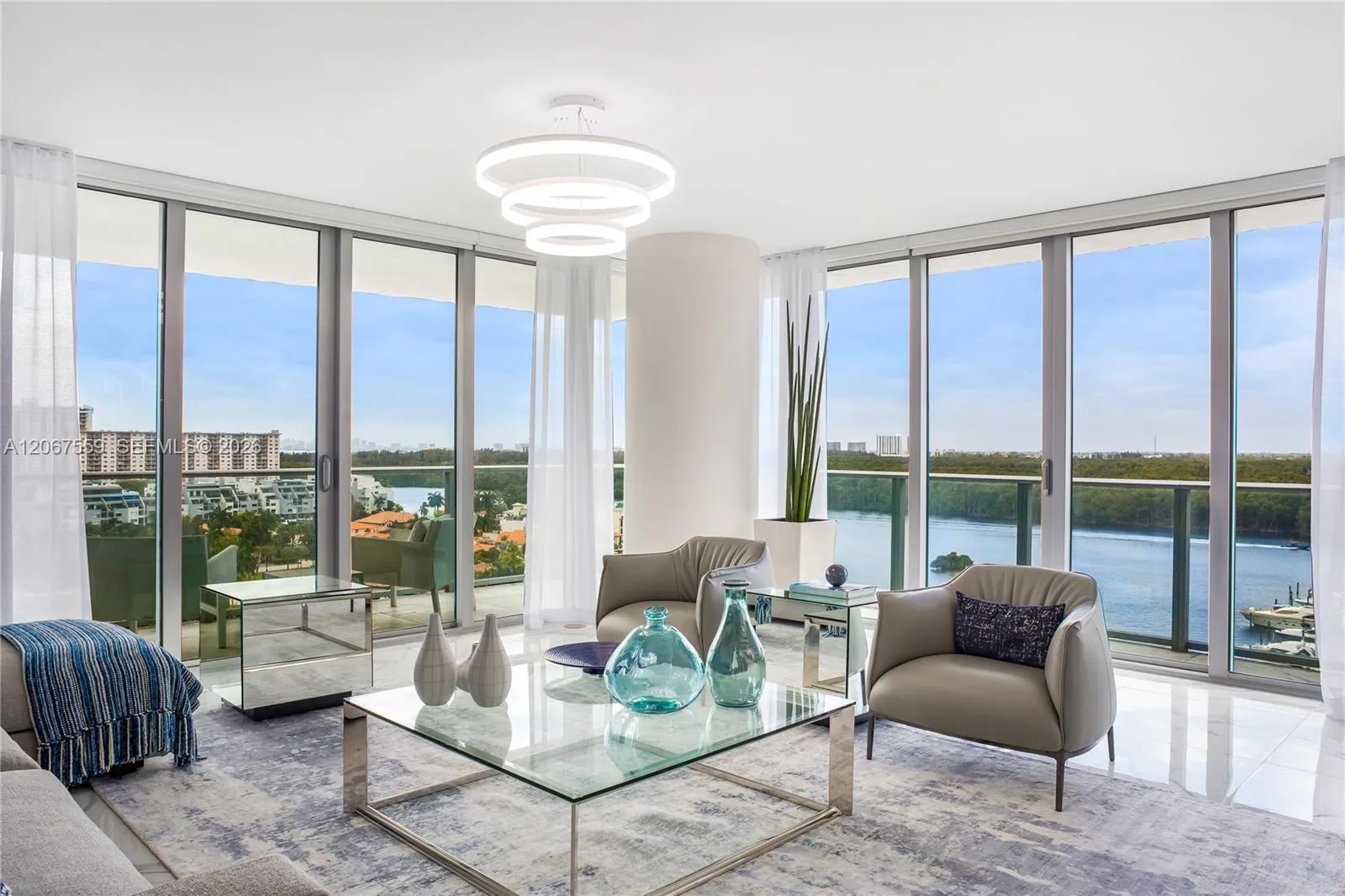 Foto de propiedad en 330 Sunny Isles Boulevard 5-1102, Sunny Isles Beach, FL 33160 Sunny Isles Beach con MLS# 