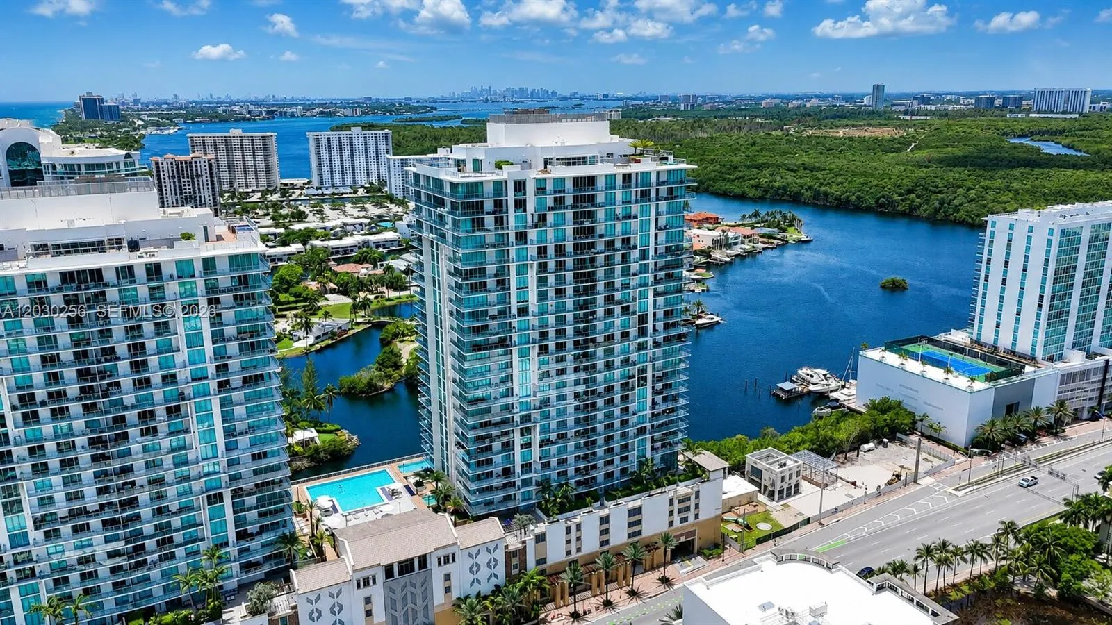 Foto de propiedad en 330 Sunny Isles Boulevard 5-1107, Sunny Isles Beach, FL 33160 Sunny Isles Beach con MLS# 