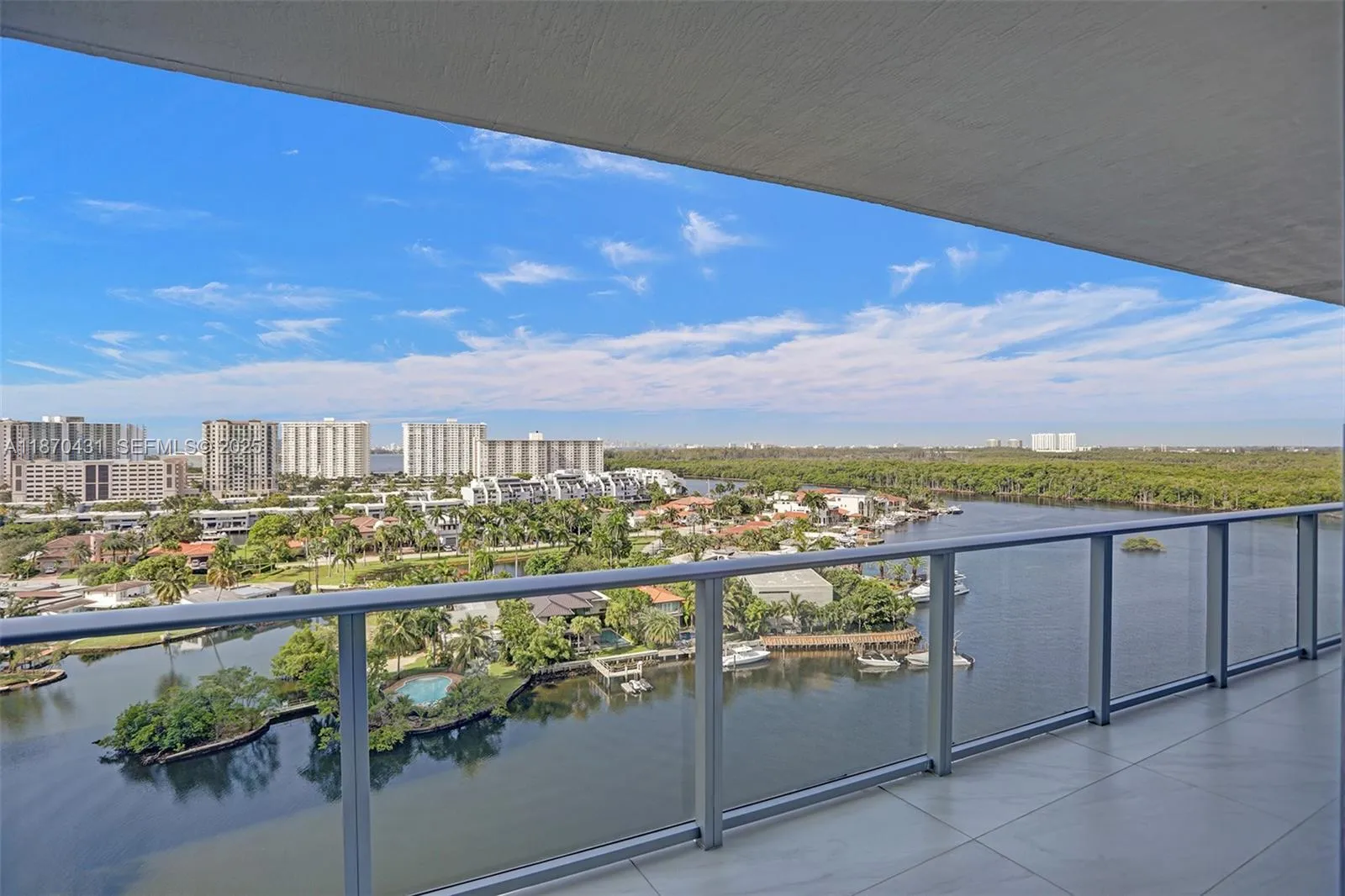 Foto de propiedad en 330 Sunny Isles Boulevard 5-1204, Sunny Isles Beach, FL 33160 Sunny Isles Beach con MLS# 