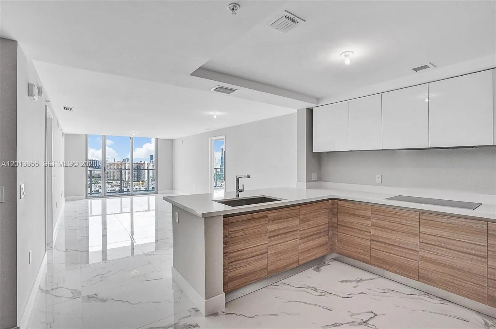 Foto de propiedad en 330 Sunny Isles Boulevard 5-2205, Sunny Isles Beach, FL 33160 Sunny Isles Beach con MLS# 