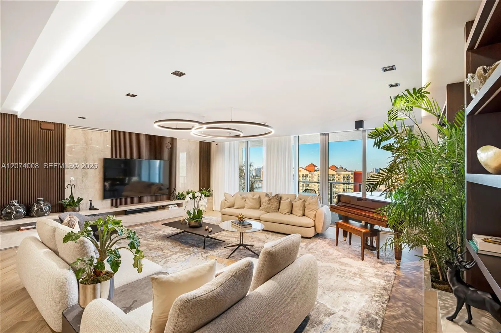 Foto de propiedad en 330 Sunny Isles Boulevard 5-2403, Sunny Isles Beach, FL 33160 Sunny Isles Beach con MLS# 
