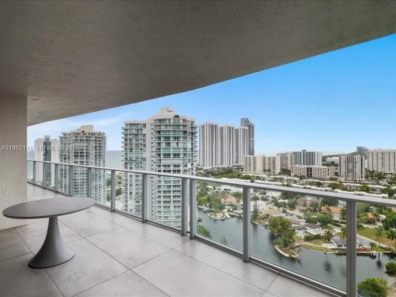 Foto de propiedad en 330 Sunny Isles Boulevard 5-2404, Sunny Isles Beach, FL 33160 Sunny Isles Beach con MLS# 