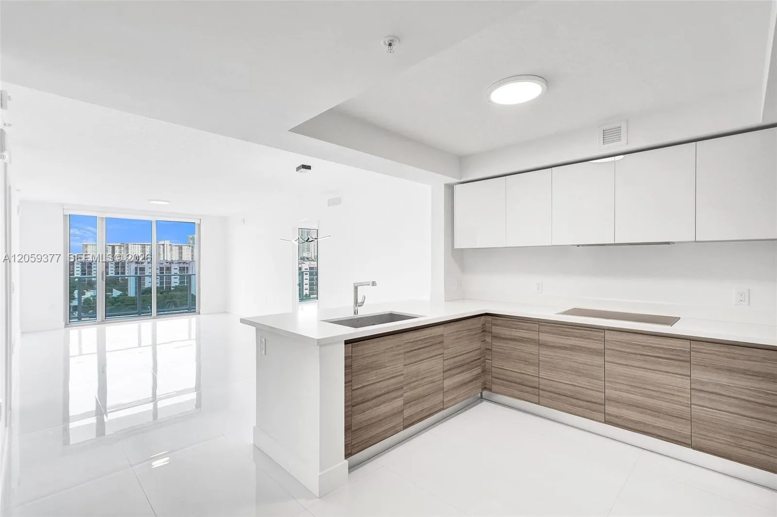 Foto de propiedad en 330 Sunny Isles Boulevard 5-805, Sunny Isles Beach, FL 33160 Sunny Isles Beach con MLS# 