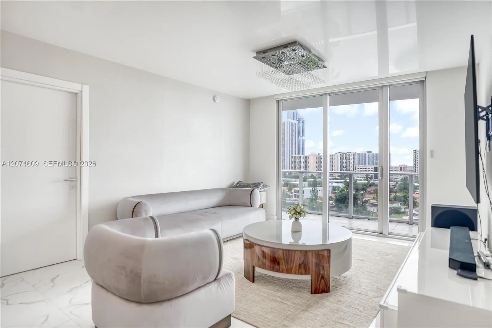 Foto de propiedad en 330 Sunny Isles Boulevard 5-906, Sunny Isles Beach, FL 33160 Sunny Isles Beach con MLS# 