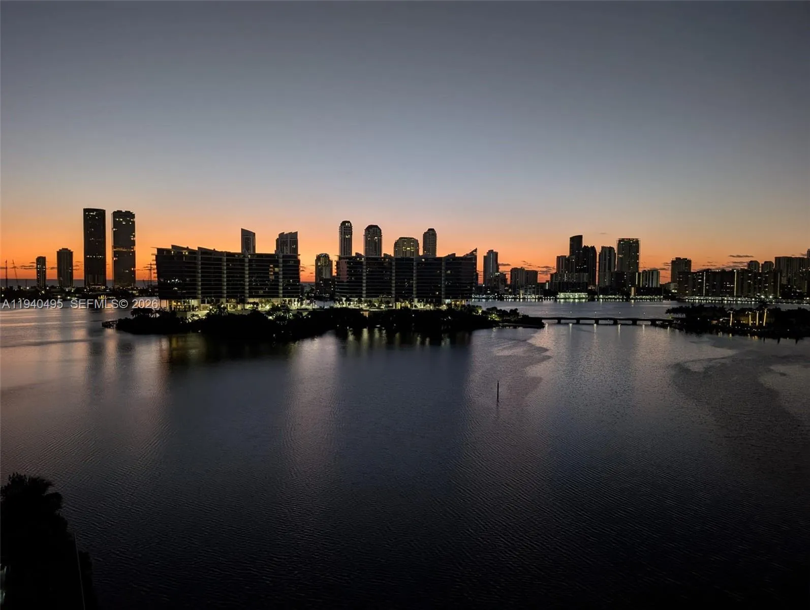 Foto de propiedad en 3300 NE 188th Street LPH11, Aventura, FL 33180 Aventura con MLS# 