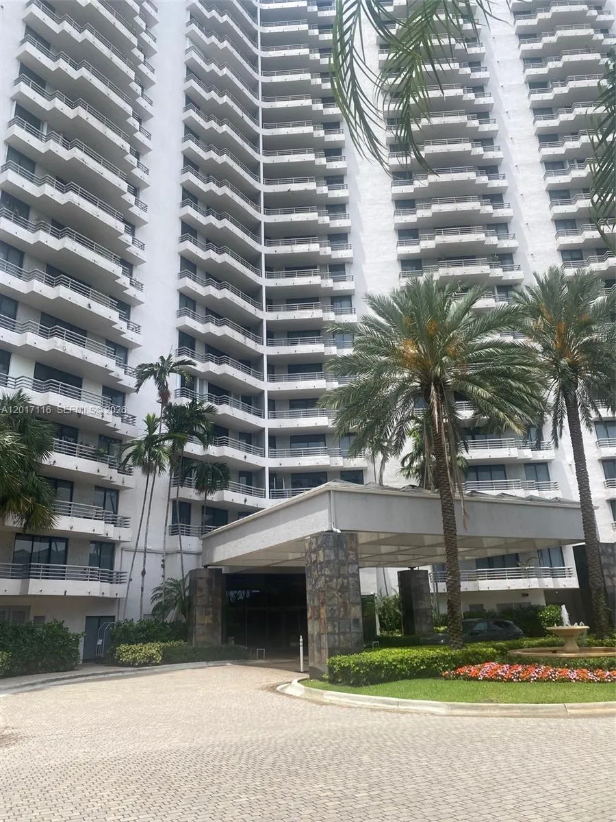 Foto de propiedad en 3300 NE 191st Street 1906, Aventura, FL 33180 Aventura con MLS# 