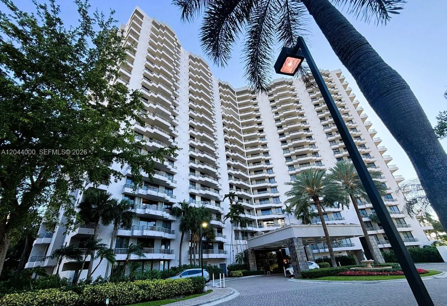 Foto de propiedad en 3300 NE 191st Street 211, Aventura, FL 33180 Aventura con MLS# 