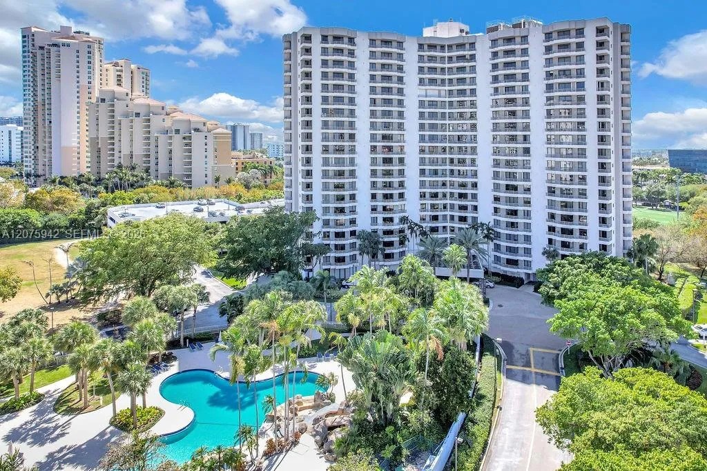 Foto de propiedad en 3300 NE 191st Street LP03, Aventura, FL 33180 Aventura con MLS# 