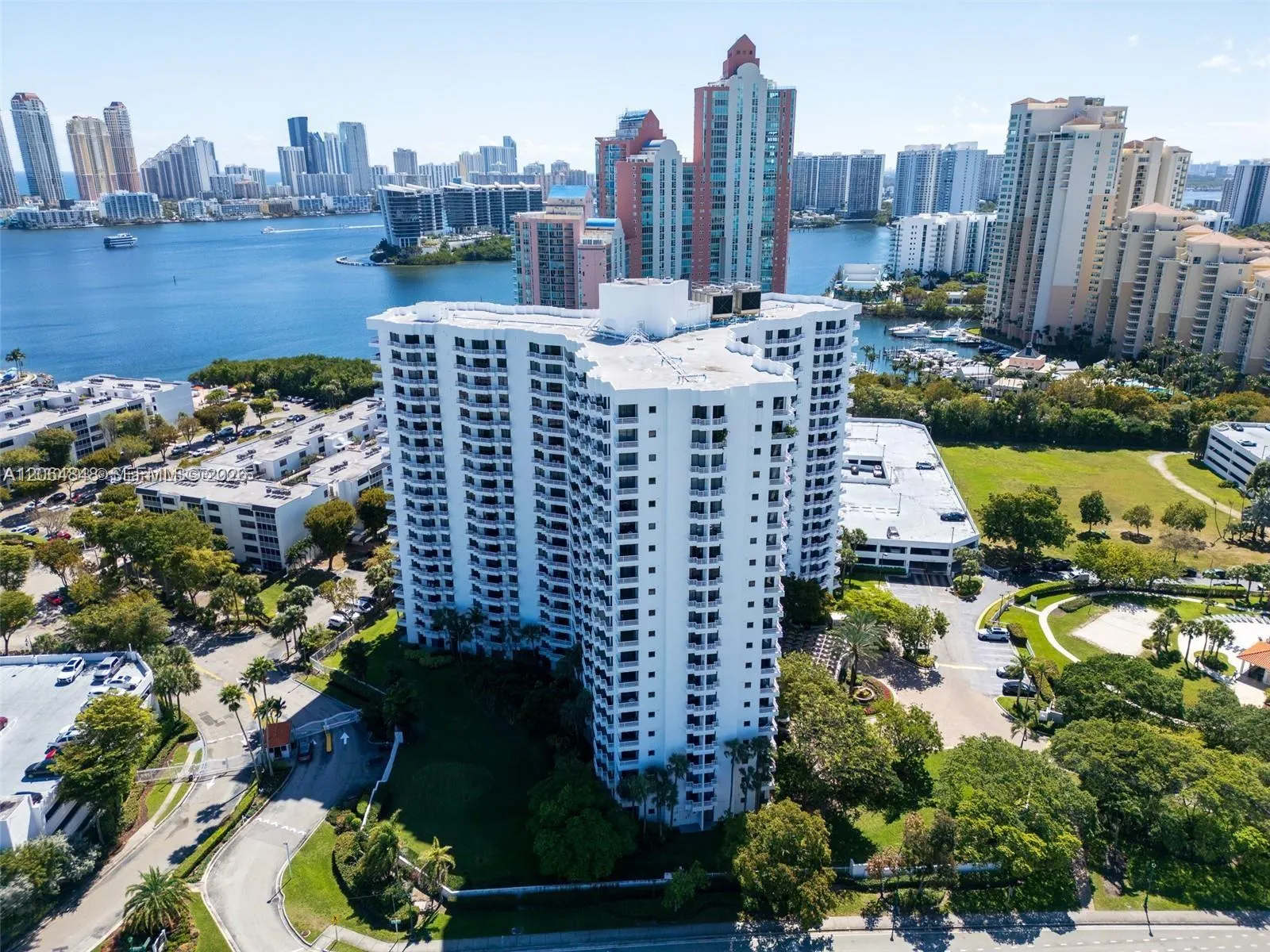 Foto de propiedad en 3300 NE 191st Street LP10, Aventura, FL 33180 Aventura con MLS# 