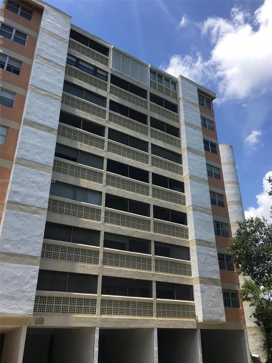 Foto de propiedad en 3301 Spanish Moss Terrace 906, Lauderhill, FL 33319 Lauderhill con MLS# 