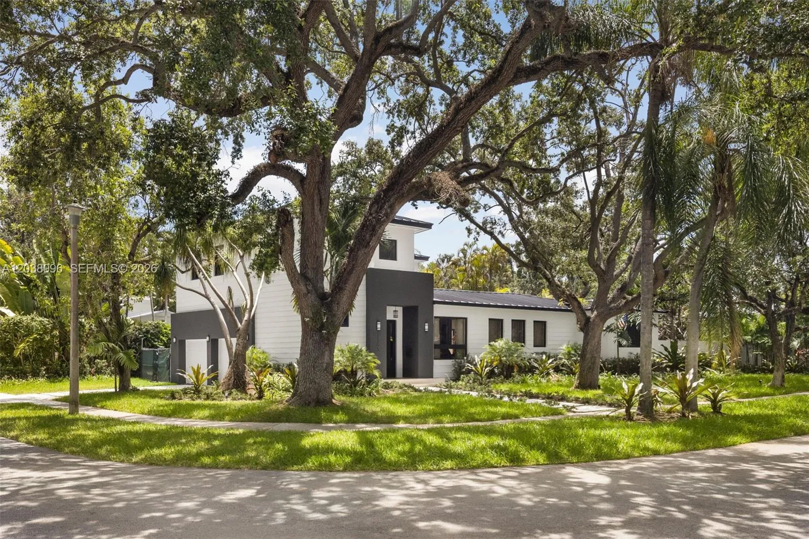 Foto de propiedad en 3303 Halissee Street, Coconut Grove, FL 33133 Coconut Grove con MLS# 