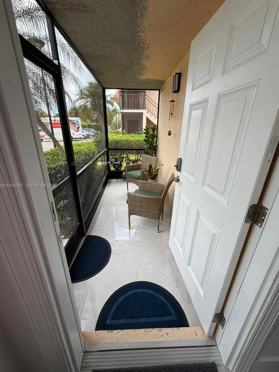 Foto de propiedad en 331 Lakeview Drive 101, Weston, FL 33326 Weston con MLS# 