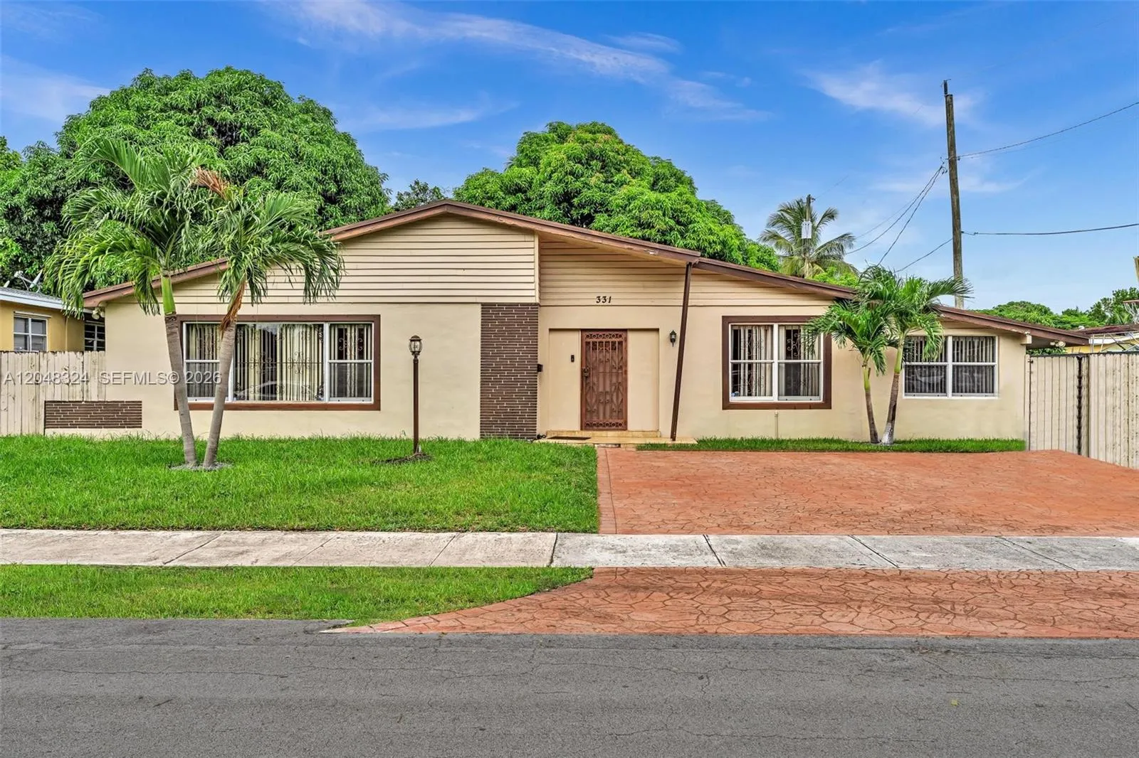 Foto de propiedad en 331 NE 176th Street, North Miami Beach, FL 33162 North Miami Beach con MLS# 