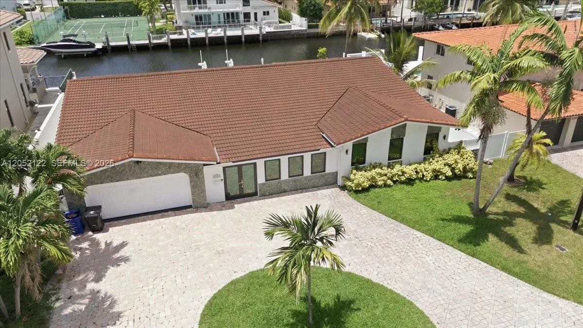 Foto de propiedad en 3321 NE 170th Street 3321, North Miami Beach, FL 33160 North Miami Beach con MLS# 