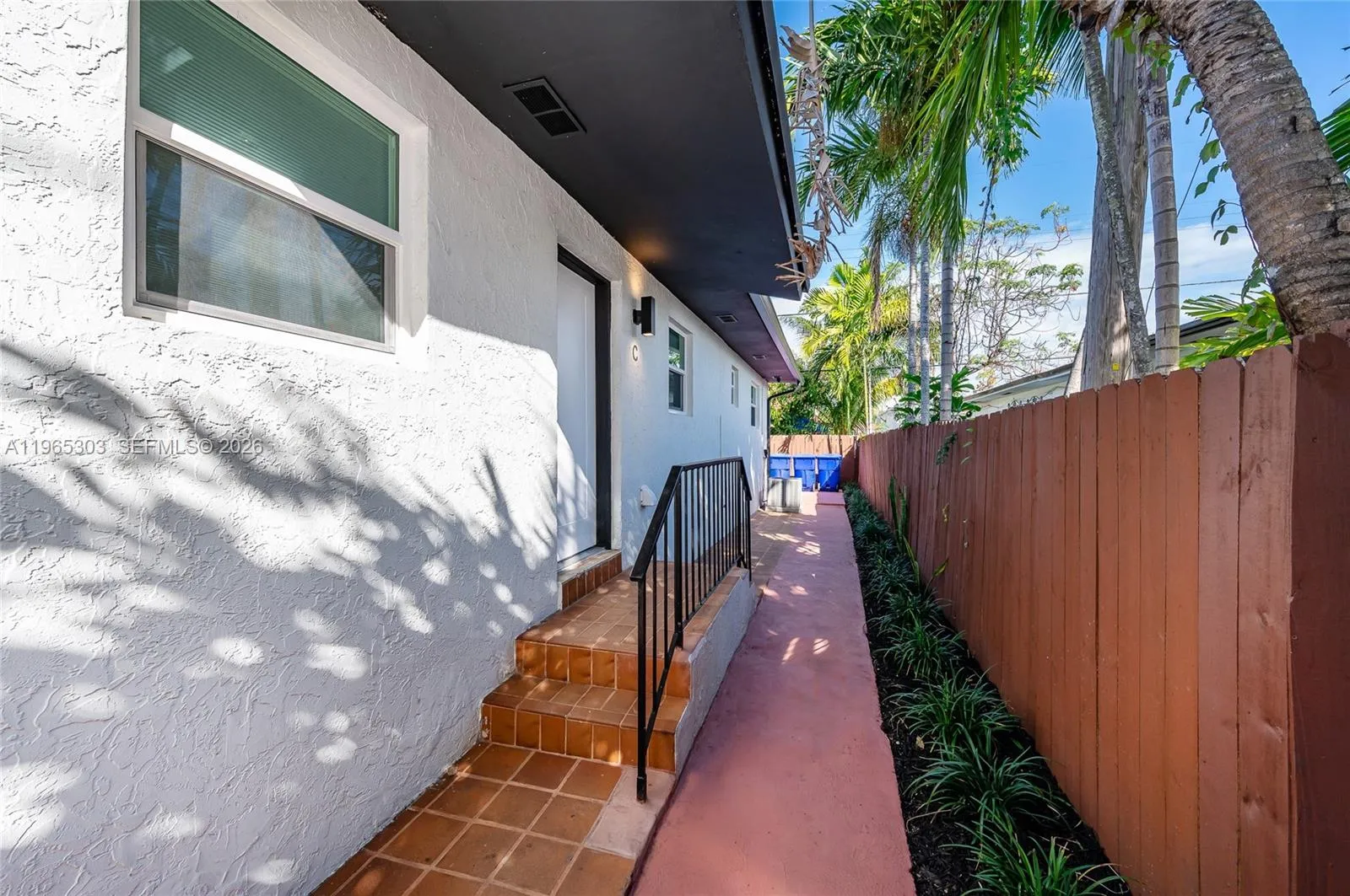 Foto de propiedad en 3321 NW 19th Terrace C, Miami, FL 33125 Miami con MLS# 
